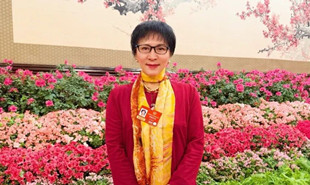 全國政協委員、云南省音協主席宗庸卓瑪