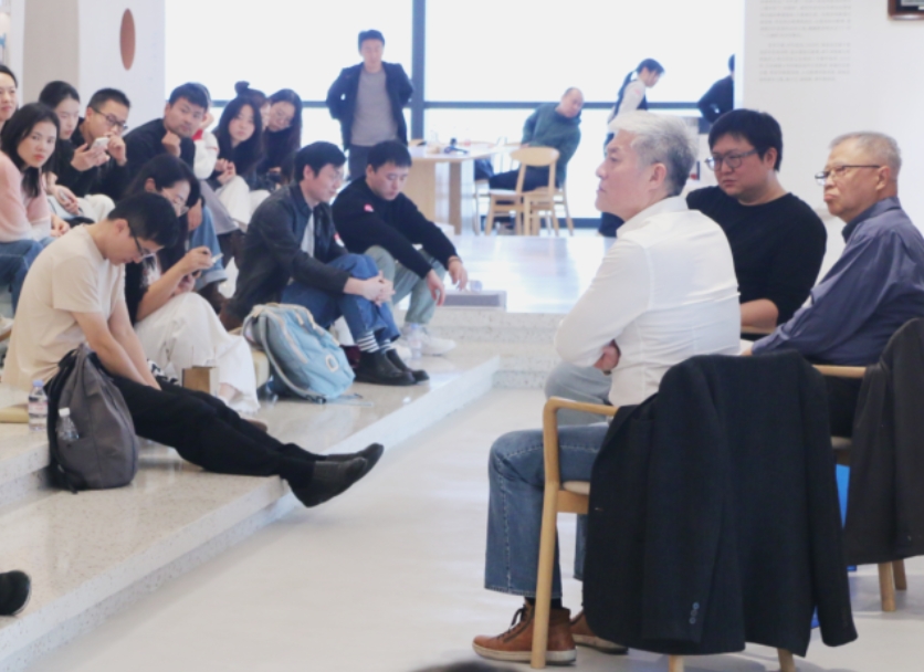 文學窄門之后，是什么樣的世界？　　“我們會從事文學工作，我覺得更重要的價值應該是在于我們體會到了那種精神魅力。”[詳細]