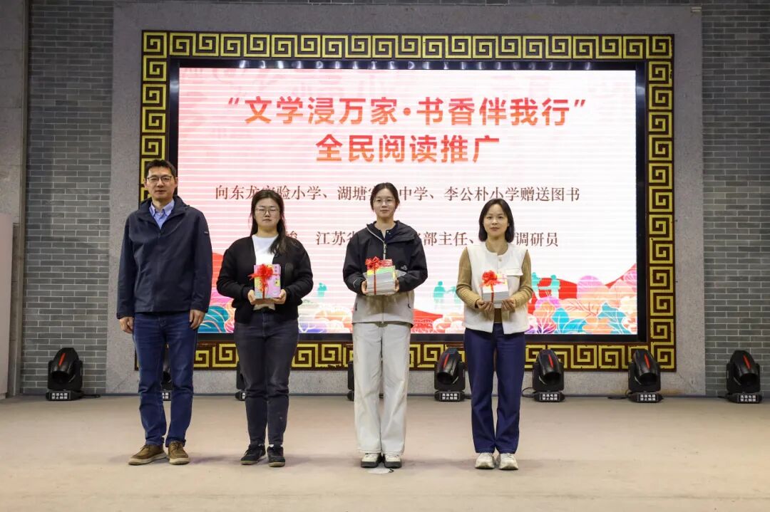 吳正峻向當地小學贈書