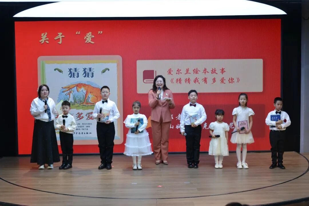 主持人靜言和孩子們誦讀經典