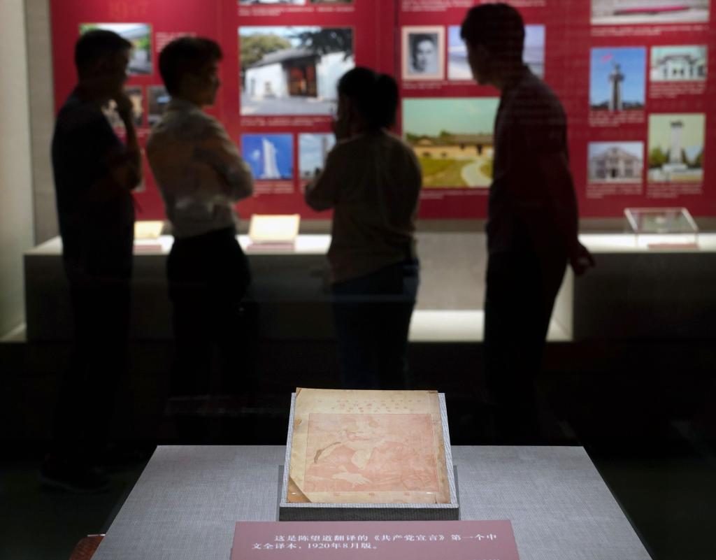 2023年7月25日，在中共一大紀念館內展出的陳望道譯《共產黨宣言》首個中文全譯本。新華社記者 劉穎 攝