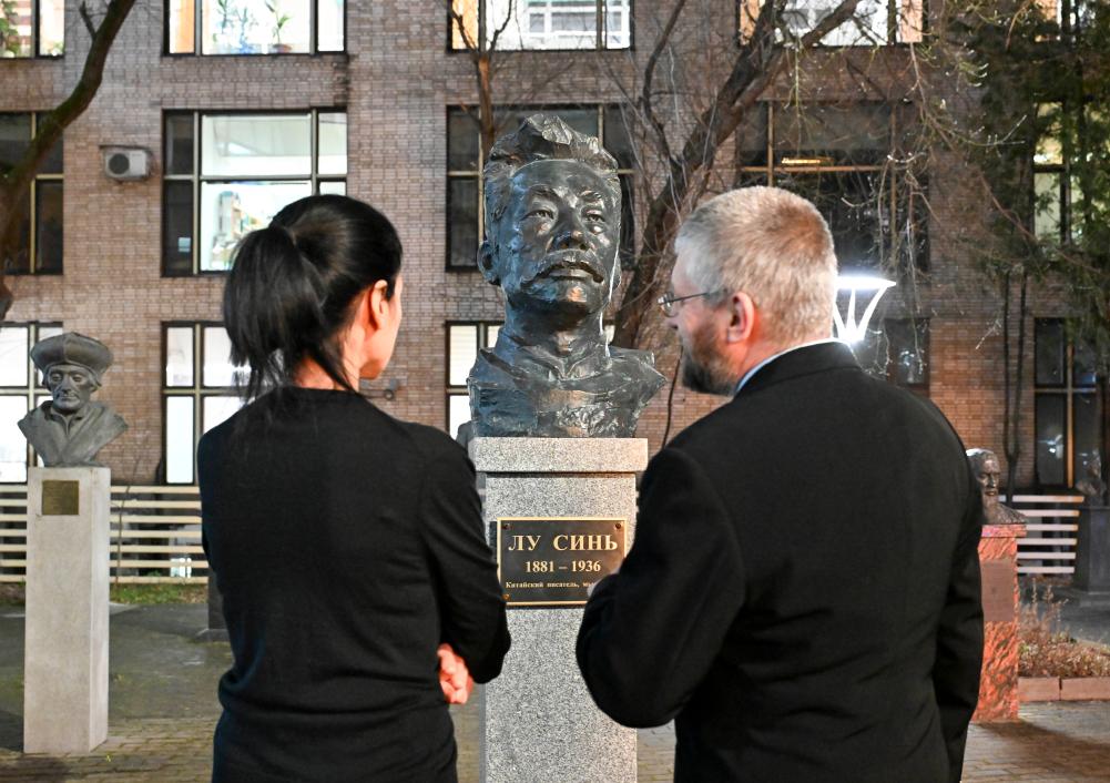 2025年12月5日，在俄羅斯首都莫斯科全俄外國文學國家圖書館，人們駐足觀看魯迅銅像。新華社記者 郝建偉 攝