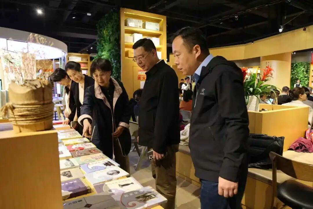 膠州市人大常委會(huì)副主任姜青華、膠州市文聯(lián)黨組書(shū)記、主席宋祥文等參觀膠州作家出版的作品