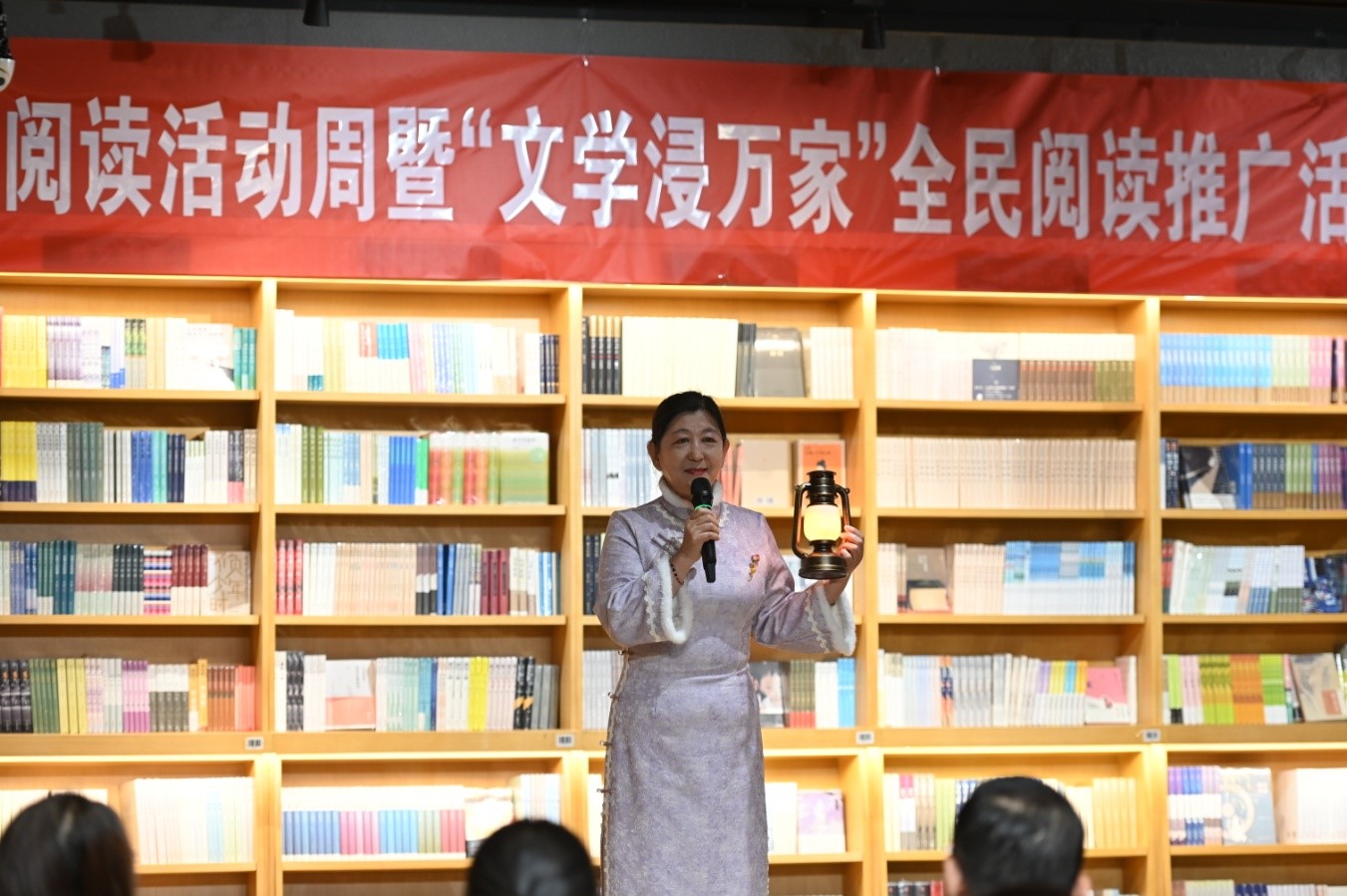 膠州市作家協(xié)會(huì)副主席張金鳳分享讀書(shū)心得