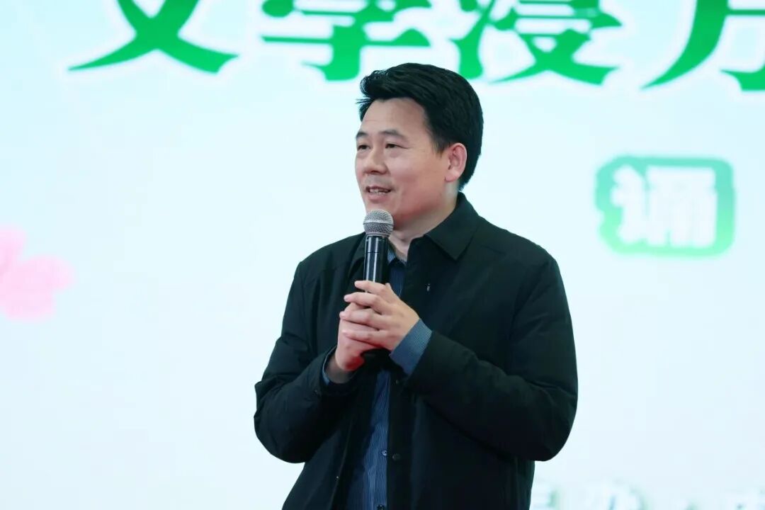 內(nèi)蒙古作家協(xié)會秘書長叢龍瑞致辭
