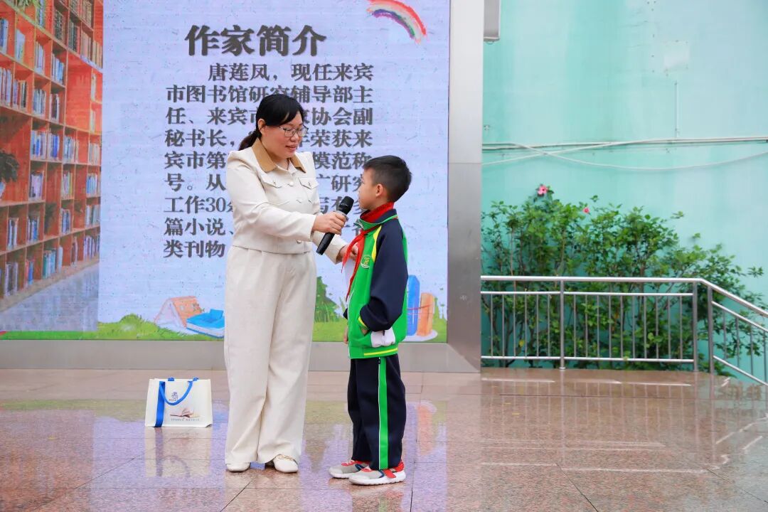 市作協副秘書長唐蓮鳳與學生互動