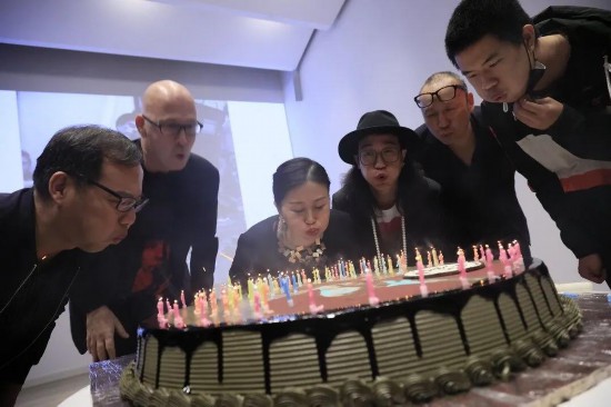 北京，“人人都是藝術家——約瑟夫·博伊斯百年誕辰紀念活動”現場，眾人切生日蛋糕為約瑟夫·博伊斯慶生。蛋糕上插了100根蠟燭