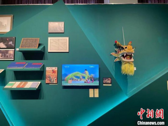 除了畫作、雕塑等，非遺也在現場展出。　童笑雨 攝