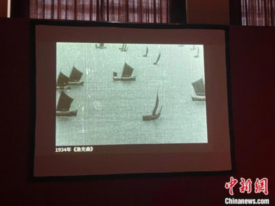 耳熟能詳的《漁光曲》在現場播放。　童笑雨 攝