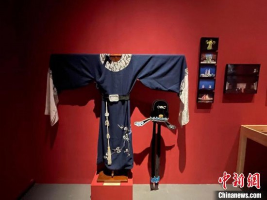 現場展出的戲服。　童笑雨 攝