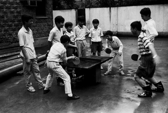 龔建華《打乒乓》 44×66cm 攝影 1995&nbsp;中華藝術(shù)宮（上海美術(shù)館）藏