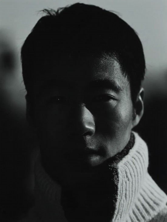 逄小威《王勵(lì)勤》96x72cm&nbsp;攝影 2006年12月22日&nbsp;中華藝術(shù)宮（上海美術(shù)館）藏