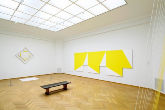 海牙藝術(shù)博物館“移動的蒙德里安”展覽現(xiàn)場，蒙德里安作品與當代藝術(shù)家作品并陳。